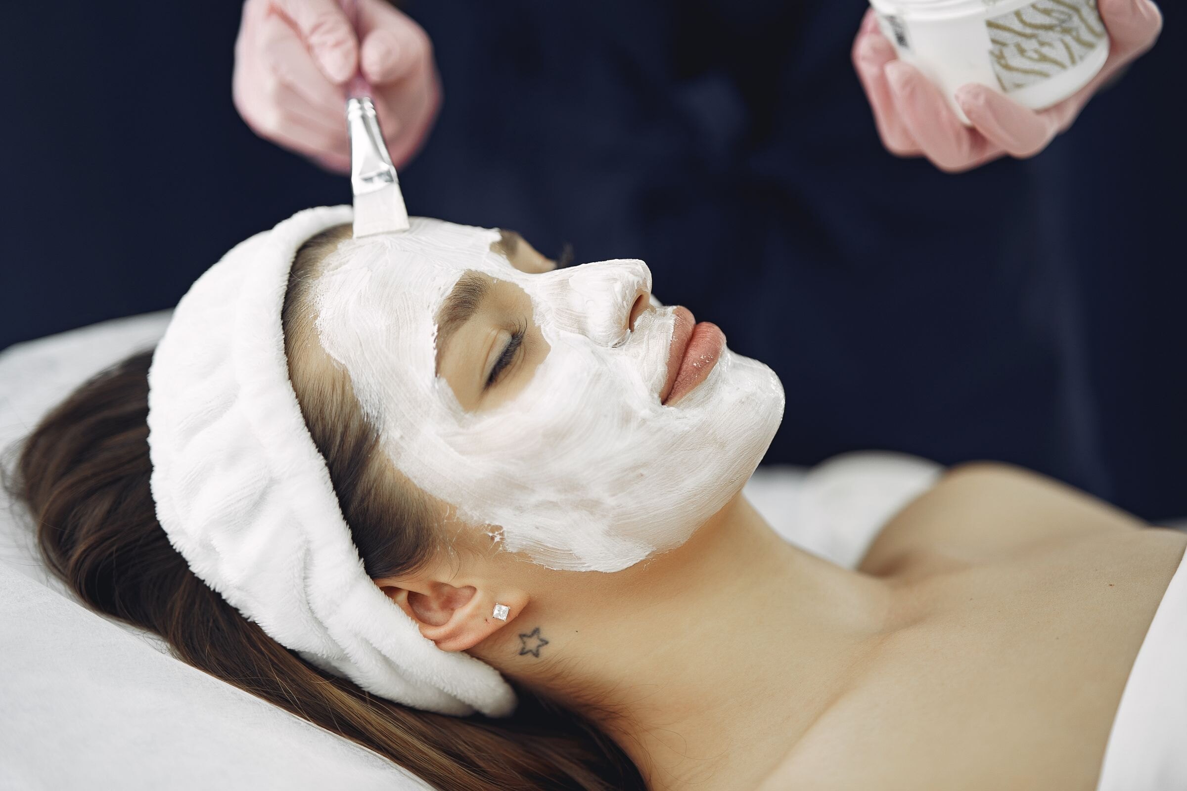 Gezichtsbehandeling met masker
